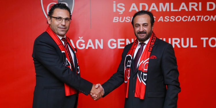 KURUCU BAŞKANIMIZ BAYRAĞI  YENİ DÖNEMDE SİNAN AYDIN’A TESLİM ETTİ.